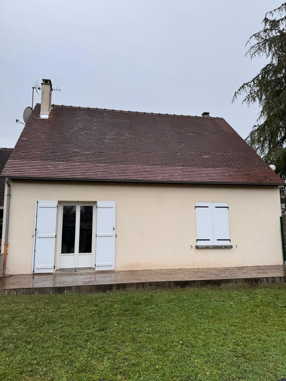Pignon de la maison avant rénovation de toiture à Veneux-les-Sablons