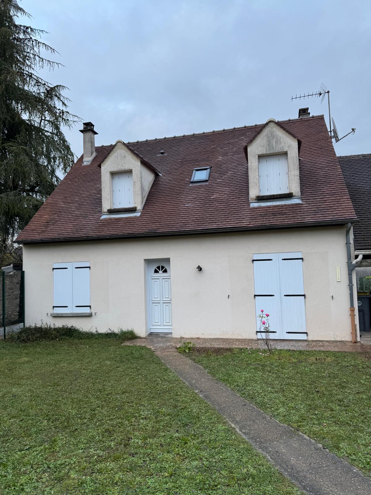 Maison avant travaux de couverture à Veneux-les-Sablons, toiture en tuiles plates anciennes