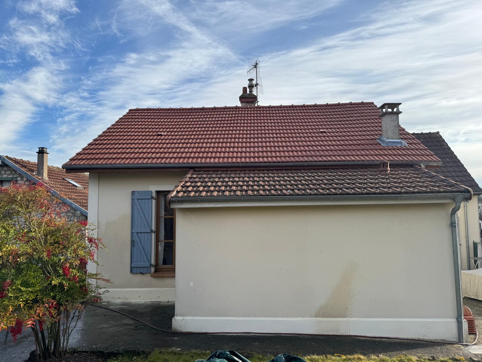 Toiture neuve en tuiles plates terminée à Veneux-les-Sablons, résultat après rénovation